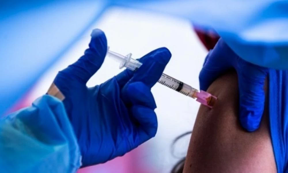 «Πάντρεμα» των διαφορετικών εμβολίων: Οι νέες δοκιμές στην μάχη για το «τείχος της ανοσίας»